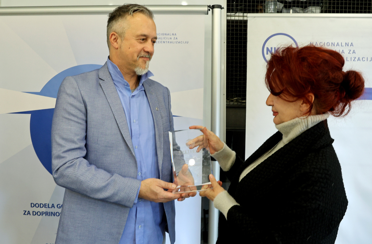 Predstavnica Nezavisnog selekcionog odbora Zorica miladinovic dodeljuje nagradu Miroslavu Mijatovicu